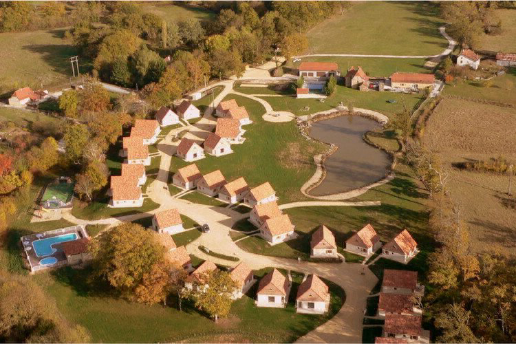 Le Lac Bleu Midi-Pirenei - Lacapelle-Marival visuel 2/7 Le Lac Bleu Midi-Pirenei - Lacapelle-Marival visuel 2/7
